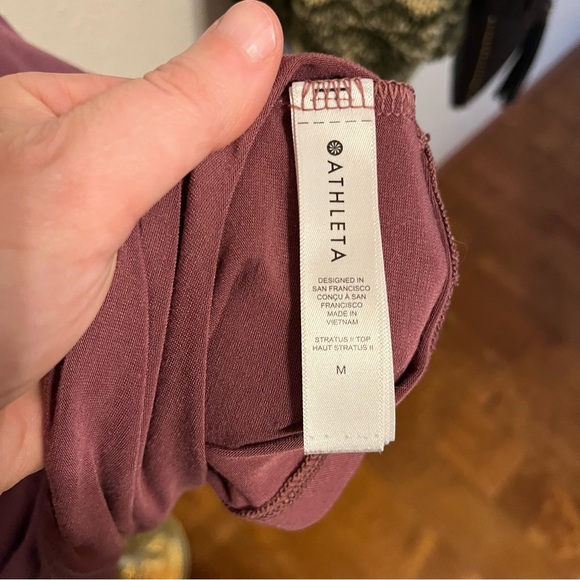 ATHLETA ~ Plum Stratus II Haut Athletic Tee - Picture 3 of 6